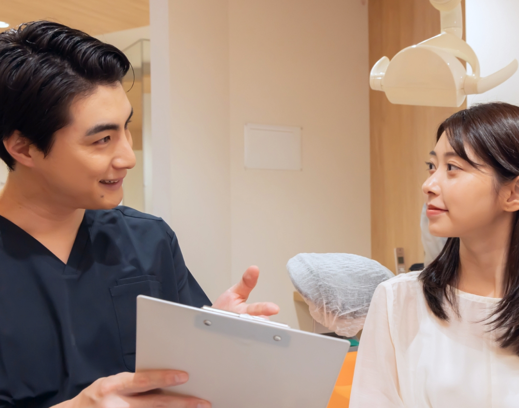 歯科医師が患者に丁寧に説明している様子